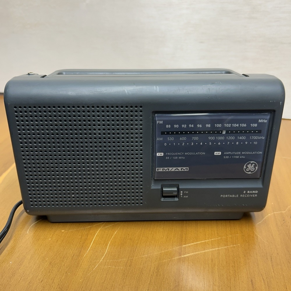 Vintage GE Model 7-2662C 2-Band AM/FM AC/DC Radio Receiver  Works antenna broke
